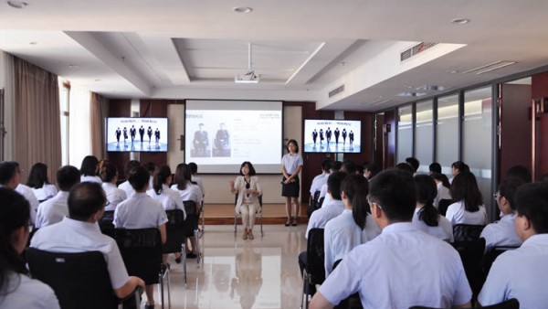 彬彬有礼 婉婉有约——公司举办职场商务礼仪培训