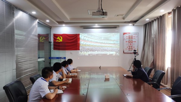 弘扬伟大抗疫精神 铸就民族复兴丰碑——小额贷款公司组织全体员工观看《全国抗击新冠肺炎疫情表彰大会》直播