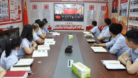 小额贷款公司组织全体党员观看“七一勋章”颁授仪式