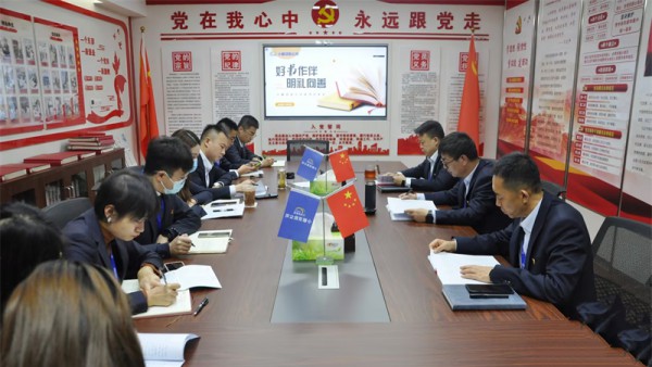 小额贷款公司召开下半年读书分享会