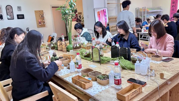 指尖植绿意 巾帼绽芳华——小额贷款公司开展“三八”国际妇女节活动